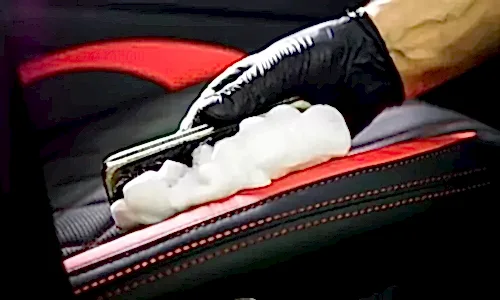 Детейлинг химчистка автомобиля с использованием безопасной автохимии Детейлинг химчистка автомобиля с использованием безопасной автохимии