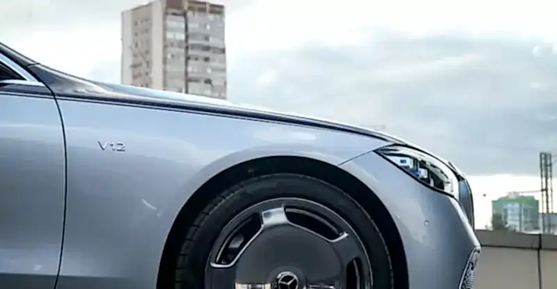 limitirovannyj-avtomobil-mercedes-maybach-serii-edition-100-27