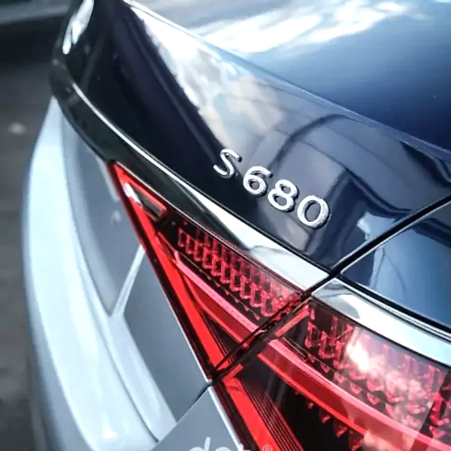 limitirovannyj-avtomobil-mercedes-maybach-serii-edition-100-45